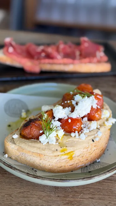 Hummus, tomate cherry asado y queso feta