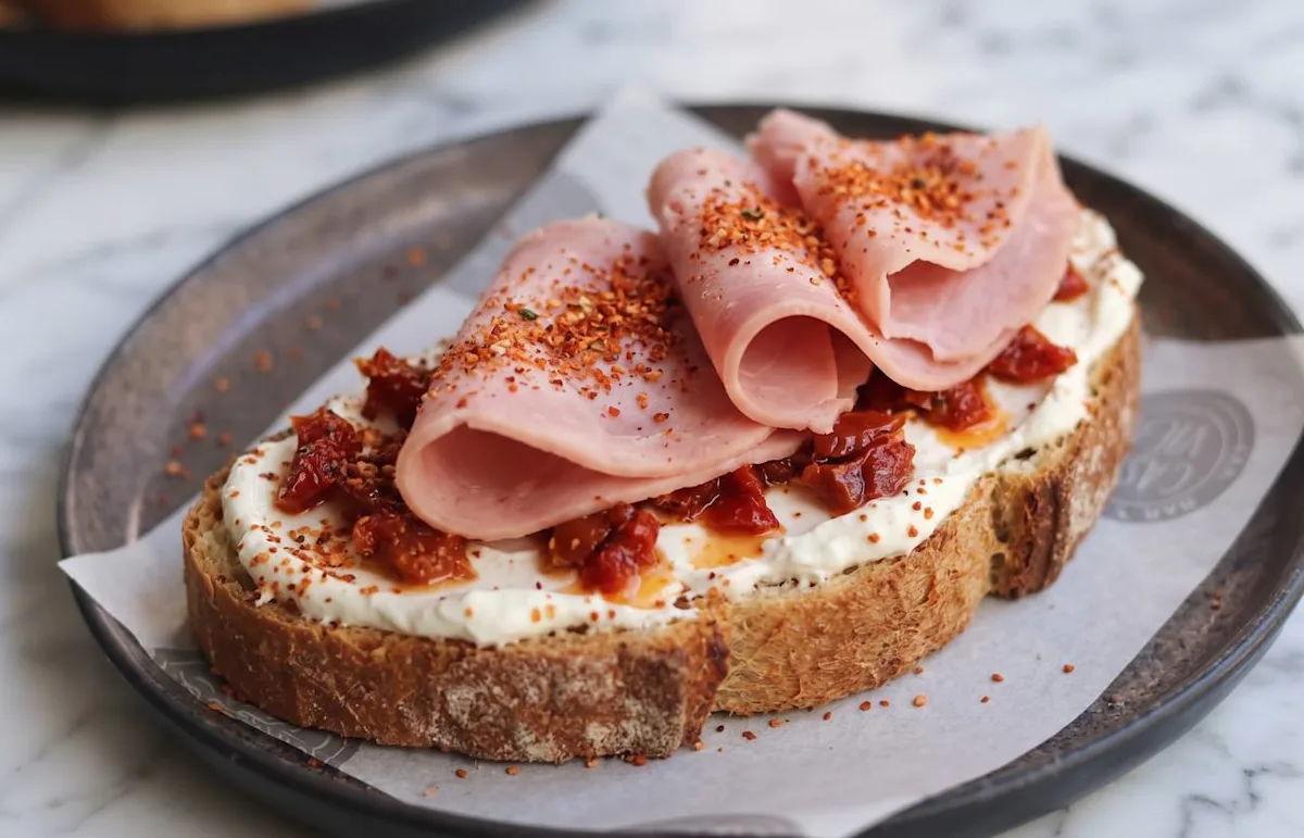 Tosta de jamón cocido cajún