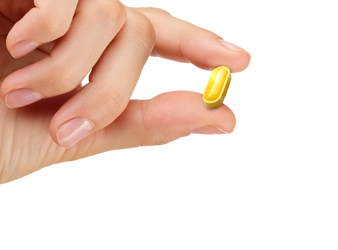 Hand hält eine goldene Kapsel zwischen zwei Fingern vor weißem Hintergrund.