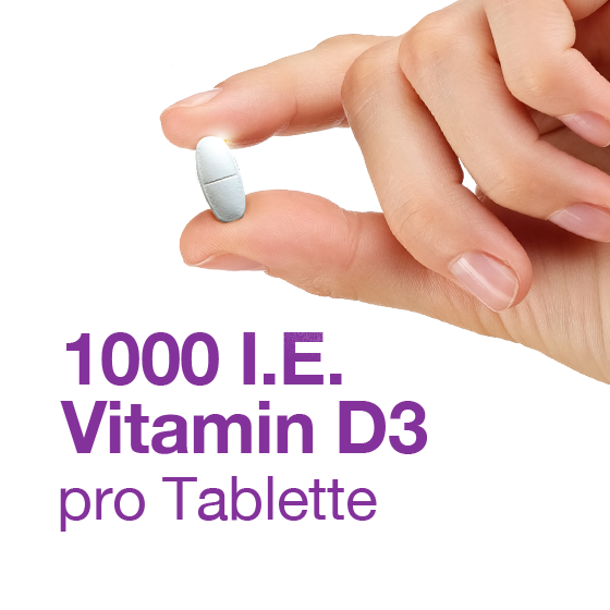 Hand hält eine kleine weiße Tablette; Text: 1000 I.E. Vitamin D3 pro Tablette.