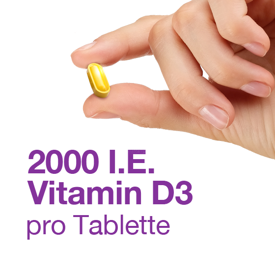 Hand hält eine goldene Tablette; Text: 2000 I.E. Vitamin D3 pro Tablette.