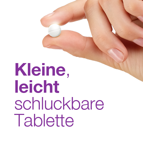 Hand hält eine kleine weiße Tablette; Text: Kleine, leicht schluckbare Tablette.