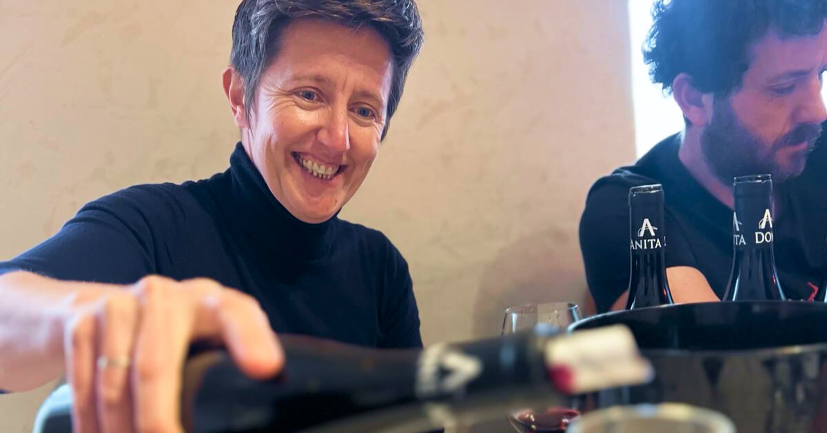 Anita Kuhnel - Pouring