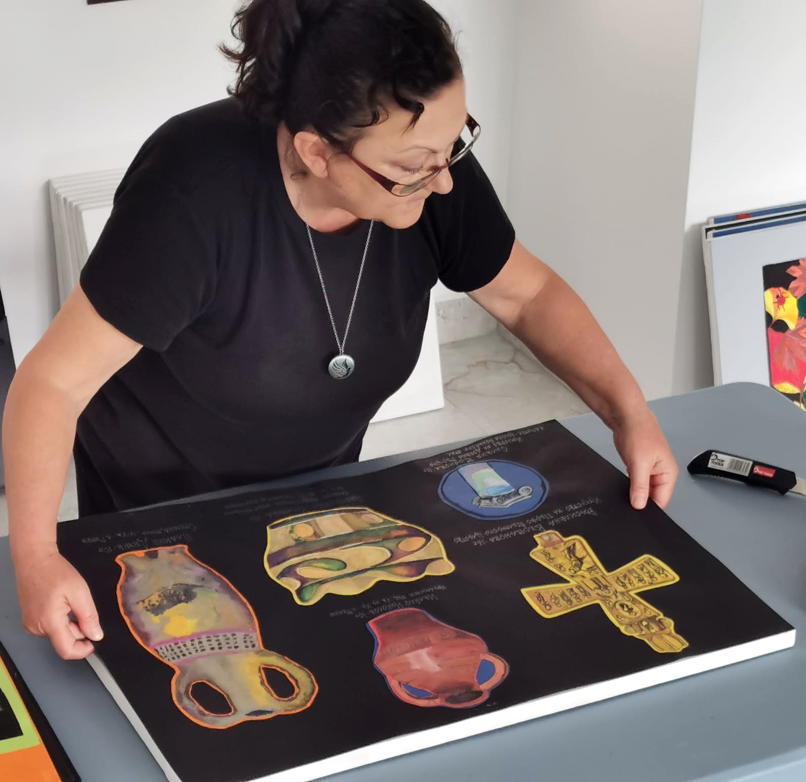 Художничката Пенка Атанасова при подготовката на изложбата