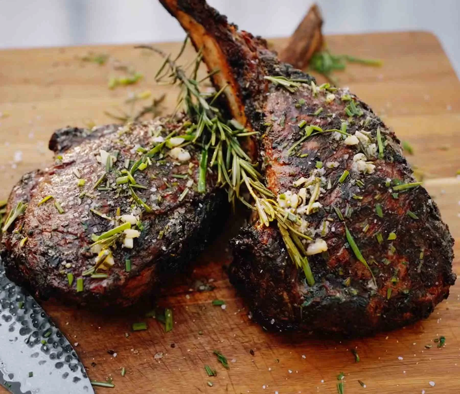 Seared-Tomahawk-Steaks-with-Kingsford-Signature-Flavors-38_cc1_desk2x.jpg