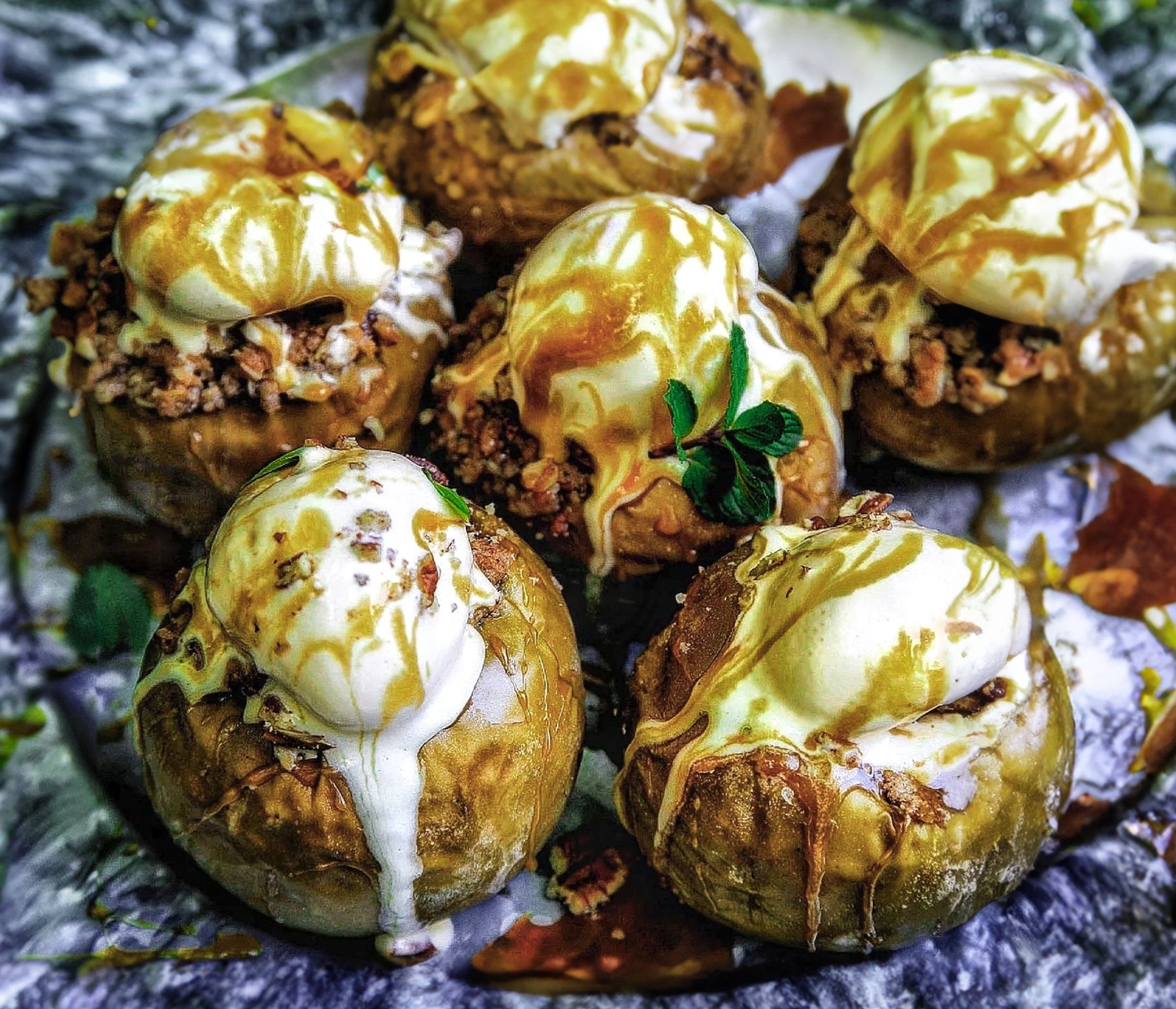 Smoked Caramel Apple Crisp-Stuffed Apples Recipe | Kingsford™