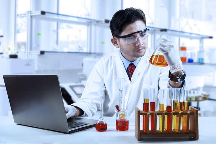 Insinyur kimia yang sedang bekerja di laboratorium - Hotcourses Indonesia