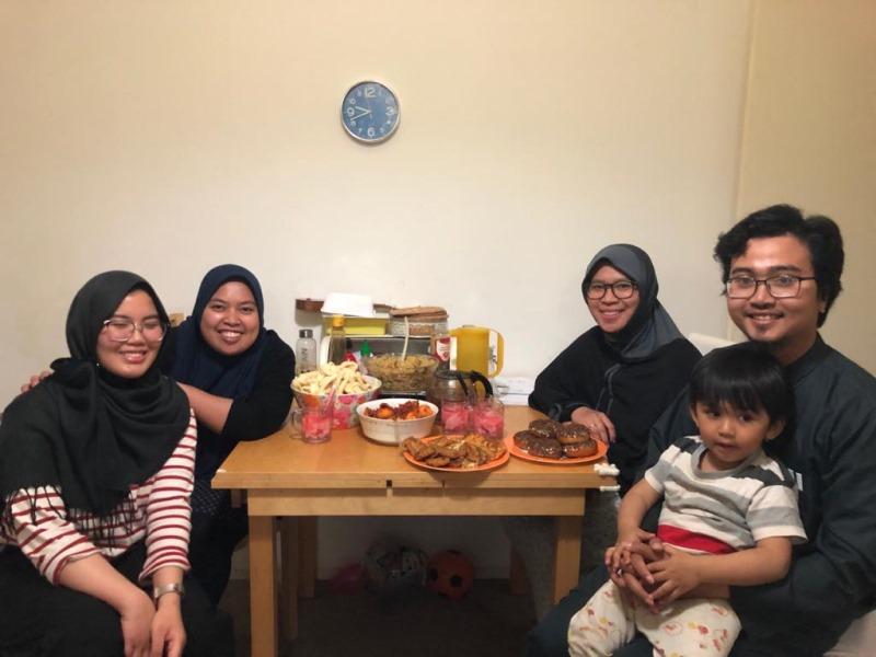Nuril dan para housemate-nya menunggu waktu berbuka puasa saat pandemi di Groningen