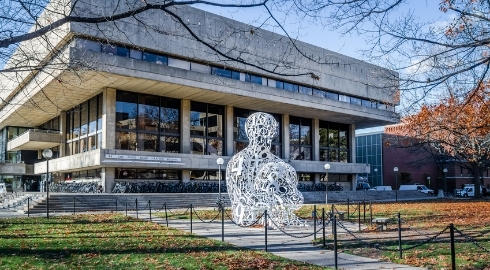 Salah satu gedung aula di kampus MIT