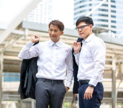 Opsi lain yang bisa kamu gunakan untuk wawancara masuk universitas adalah paduan kemeja, celana panjang, serta sepatu formal dan jaket/blazer. - Hotcourses Indonesia