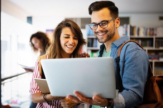 طلاب يبحثون عن تصنيف التايمز لأفضل جامعات العالم