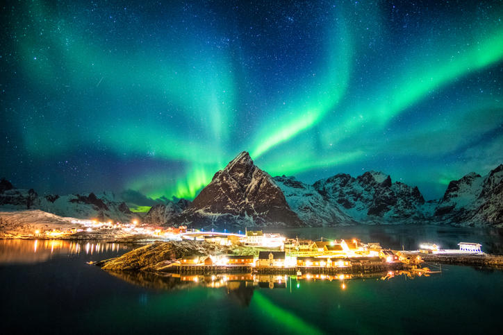 Aurora boreal super-rara com cores rosa e laranja aparece na Noruega; veja
