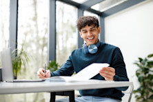 طالب يكتب بيان الغرض