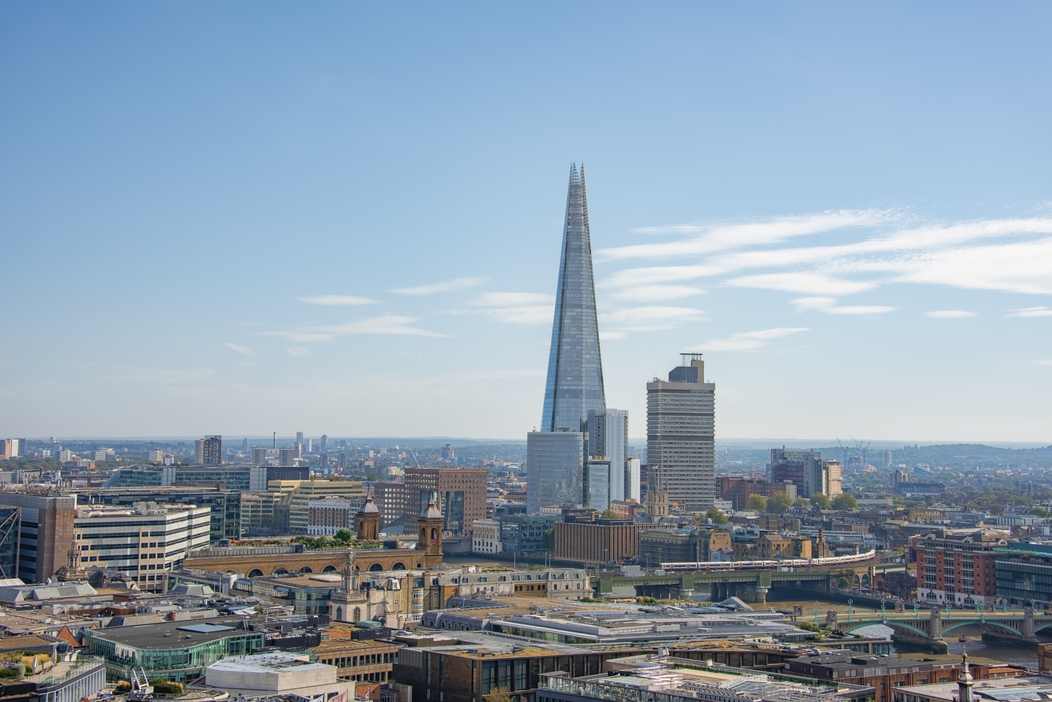 Gedung The Shard di London pada siang hari