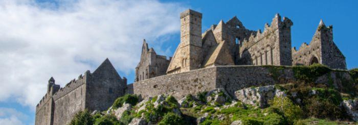 Foto Rock of Cashel, salah satu peninggalan budaya yang wajib dikunjungi oleh para mahasiswa internasional yang kuliah psikologi di Irlandia