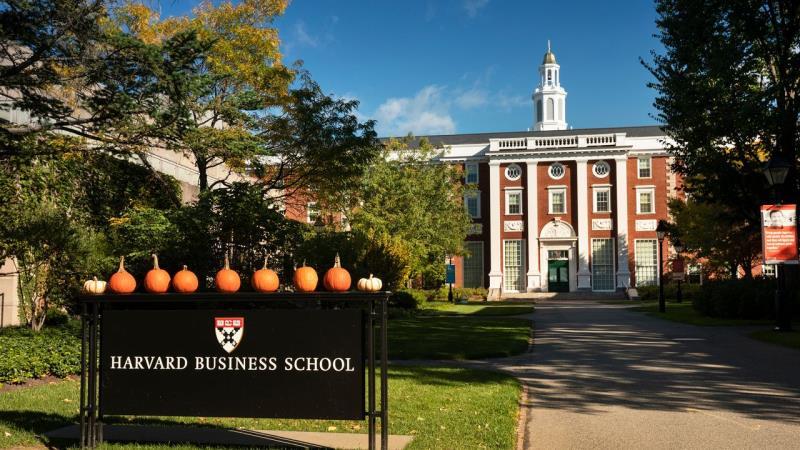 Tampak depan kampus MBA di Harvard