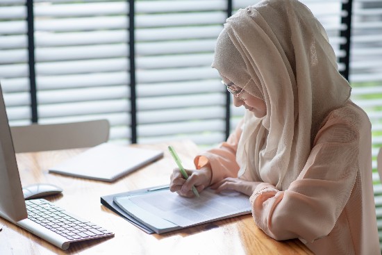 طالبة تدرس في جامعات ماليزيا