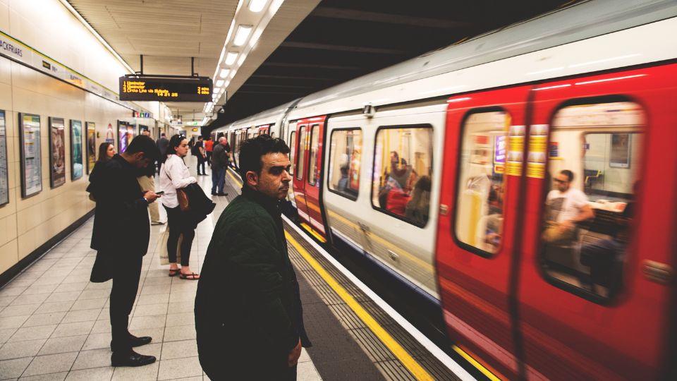 mahasiwa yang berkuliah di Inggris menaiki London tube / subway