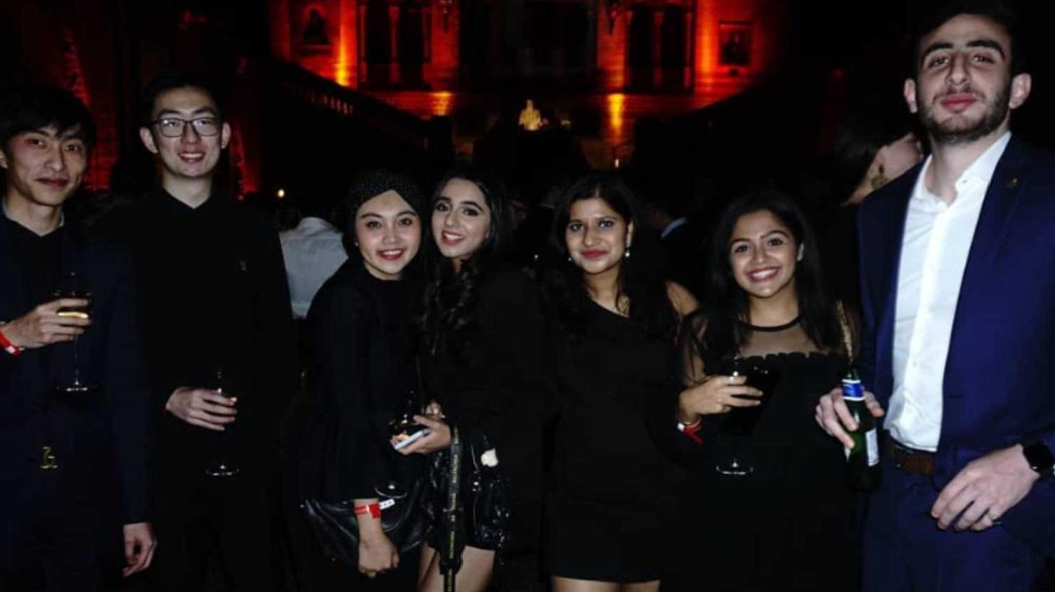 pesta pelajar menggunakan baju formal di london inggris