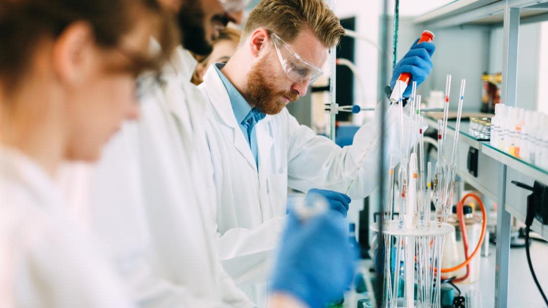 Group of chemistry students working together in laboratory