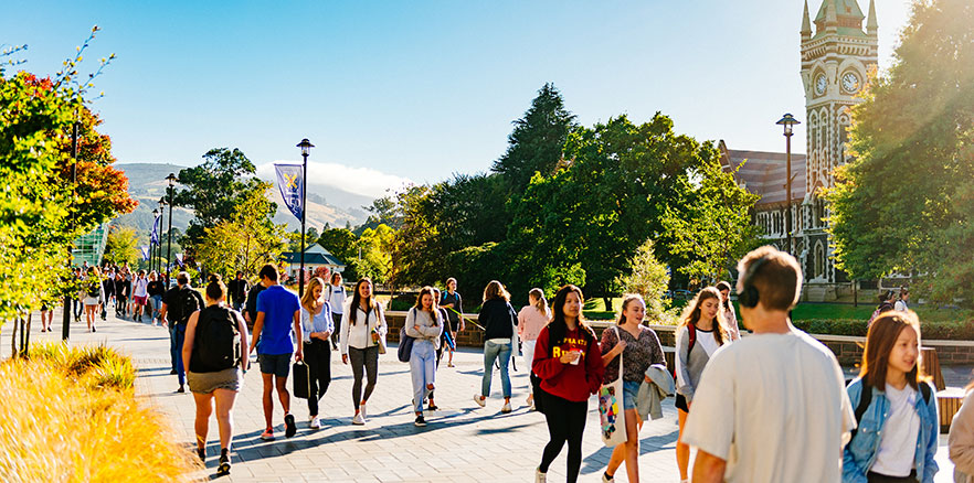 Mahasiswa berjalan jalan di University of Otago, Dunedin