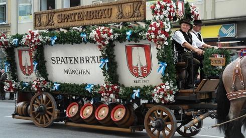 xe chở bia ở Oktoberfest