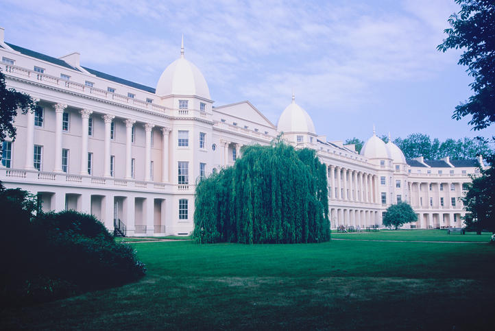Tampak depan gedung London Business School - Hotcourses Indonesia