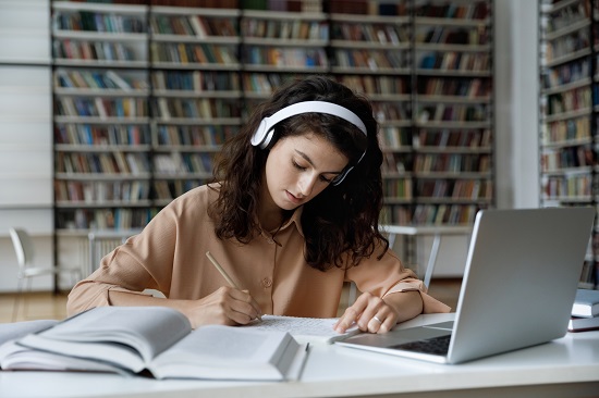 طالبة تهتم بكتابة مهارات كتابة البحث العلمي