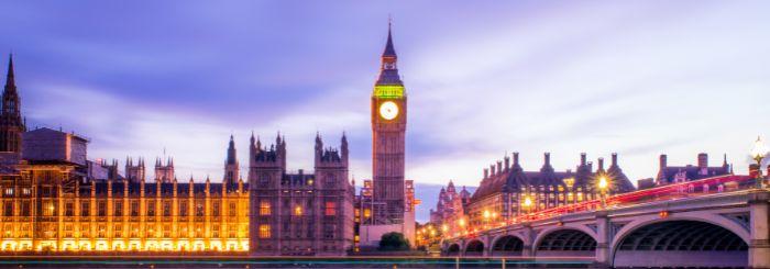 Foto suasana malam hari di kota London, kota yang punya berbagai tawaran jurusan psikologi yang menarik bagi mahasiswa internasional