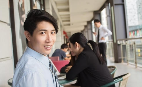 Mahasiswa asal Indonesia yang mengambil jurusan bisnis di Irlandia sedang berdiskusi dengan teman-teman kuliahnya