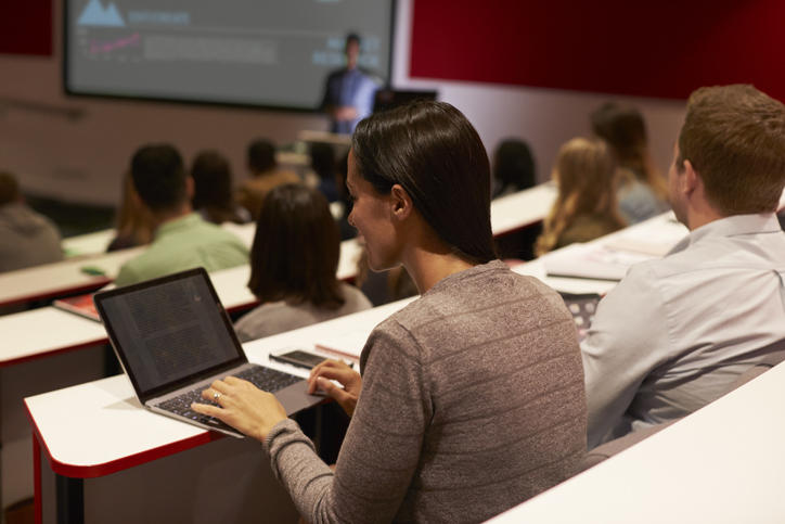 ما الفرق بين الكليّة والجامعة في نظام التعليم الأمريكي؟