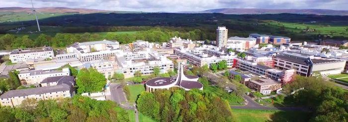 Kampus Lancaster University, salah satu tempat kuliah bisnis terbaik di Inggris
