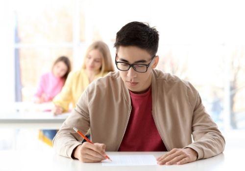 Pihak universitas luar negeri melihat nilai SAT sebagai indikasi apakah seorang calon mahasiswa bisa mengikuti perkuliahan S1 dengan baik - Hotcourses Indonesia