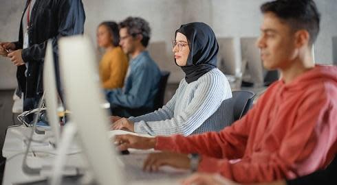 طلاب يقدمون اختبارات آيلتس و توفل للغة الإنجليزية