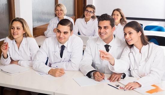 طلاب يدرسون الطب في أمريكا