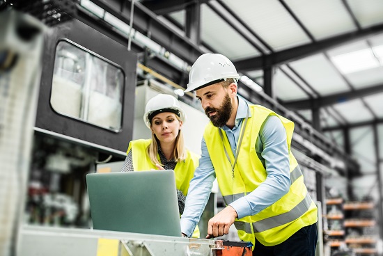 مهندس ومهندسة أمام جهاز لابتوب يعكس وظائف التخصصات الهندسية