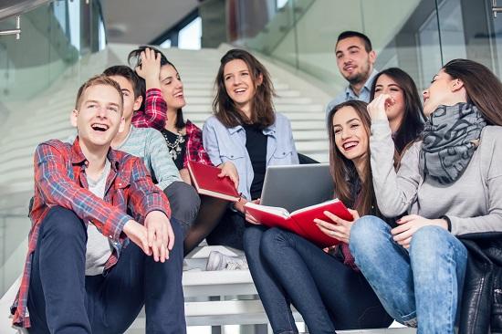 طلاب في الحرم الجامعي في أفضل جامعة في العالم