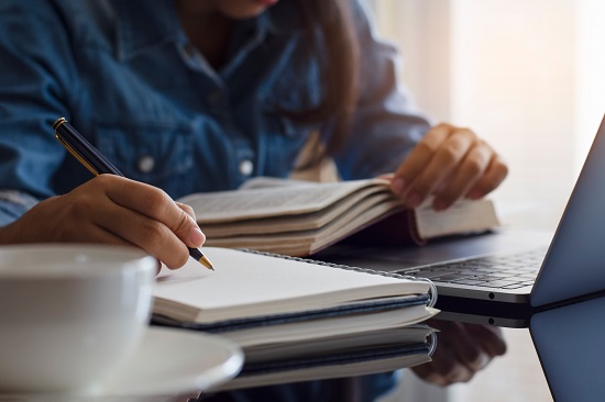 طالبة تدرس في جامعات للدراسة أون لاين وتمنحك شهادة معتمدة