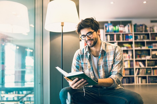 طالب يقرأ في المكتبة عن الأدب الإنجليزي