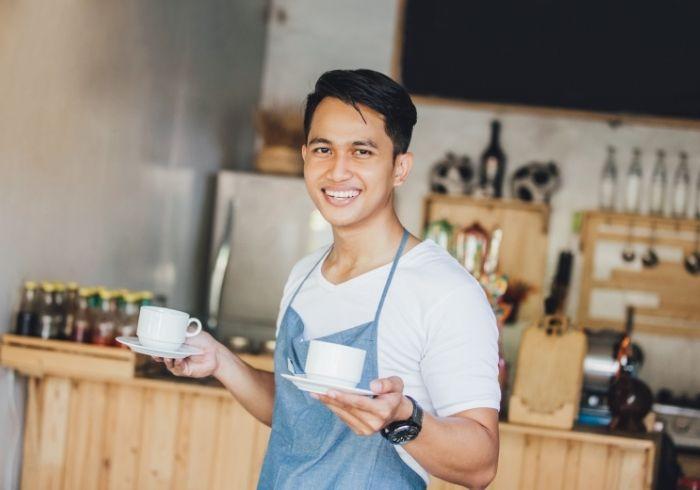 Foto mahasiswa yang tengah bekerja paruh waktu sebagai barista