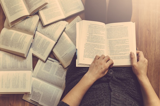 طالبة تقرأ الأدب الإنجليزي على الأرض