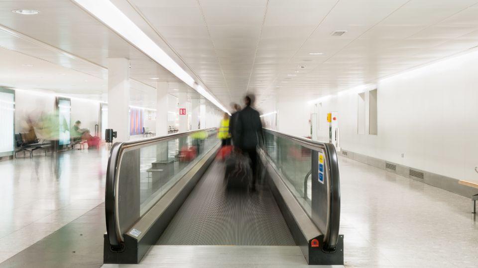 arriving at UK airport in London เดินทางมาถึงอังกฤษ