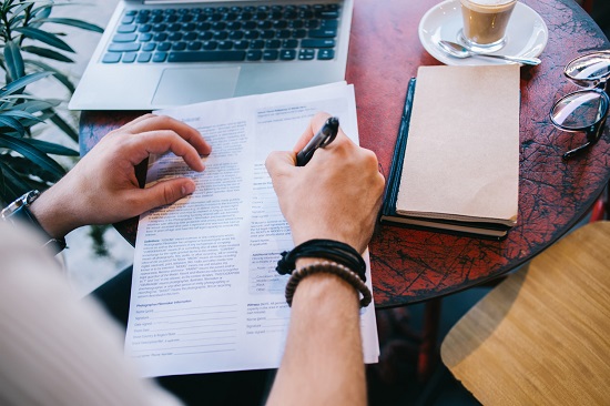 شخص يكتب أفضل مهارات السيرة الذاتية