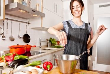 Memasak makanan sendiri menjadi salah satu tips berhemat saat kuliah di luar negeri - Hotcourses Indonesia