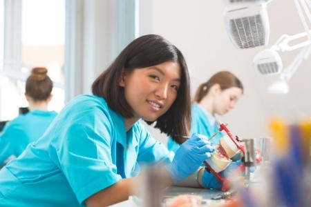 10 Jurusan Kedokteran Gigi Terbaik di Inggris