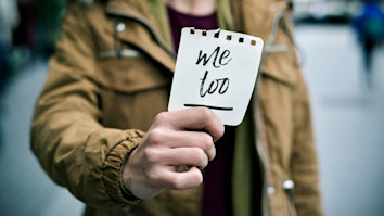 Woman showing a note with the text me too