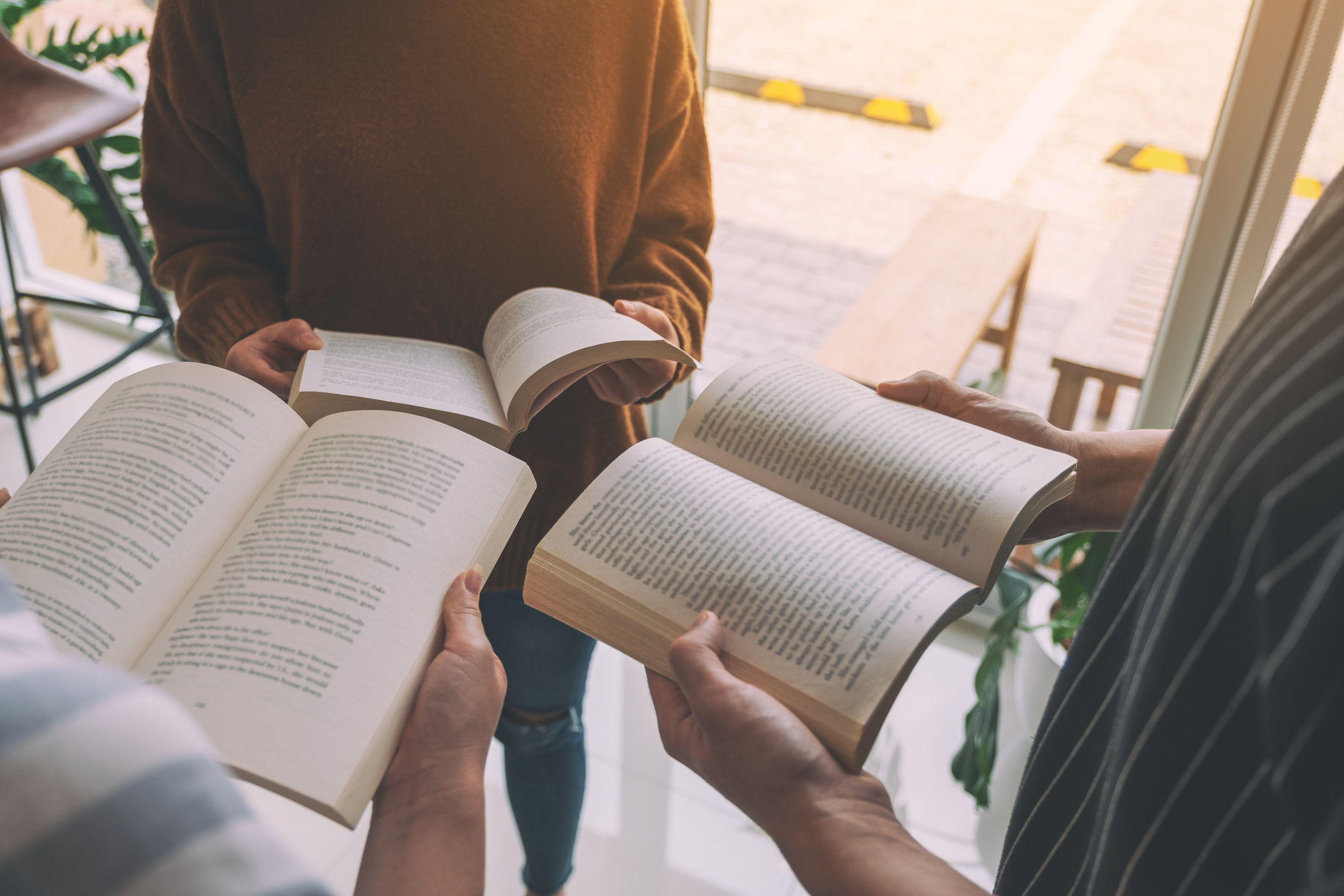 طلاب يقرأون الأدب الإنجليزي
