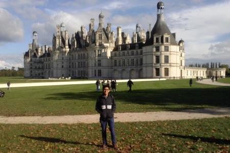 Hanryano Yehezkiel di depan Château de Chambord saat mengikuti program pertukaran pelajar di ESC Rennes - Hotcourses Indonesia