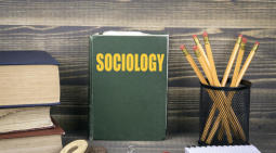 Môn học nào nghiên cứu về các mối quan hệ xã hội và thể chế xã hội của con người?
