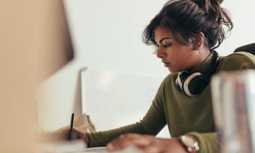 Program analis wanita yang sedang bekerja - Hotcourses Indonesia